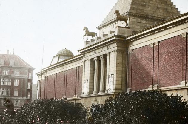 One of Denmark's first color photographs. The Glyptotek in Copenhagen photographed by the pioneer Julie Laurberg. 