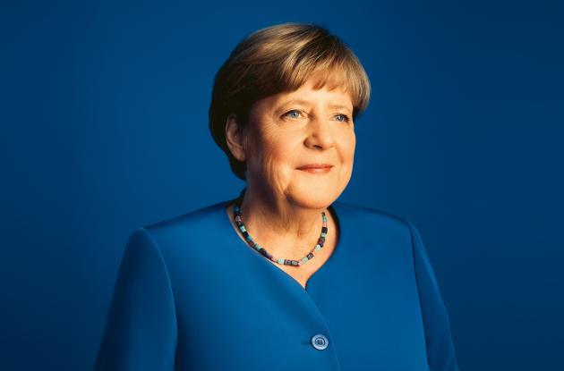 Portrætfotografi af Angela Merkel på blå baggrund