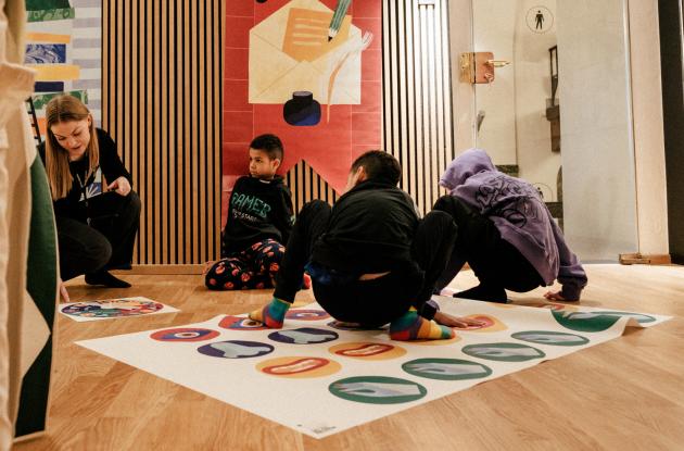 Børn leger twister i Børnenes Bibliotek