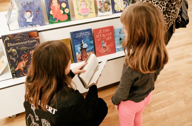 Barn og børnevært i Børnenes Bibliotek