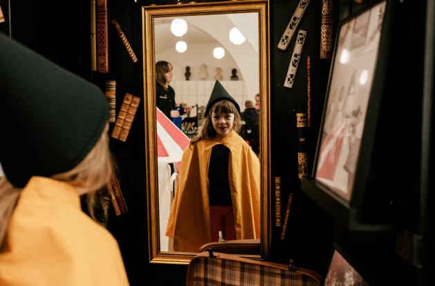 Barn klæder sig ud i Børnenes Bibliotek