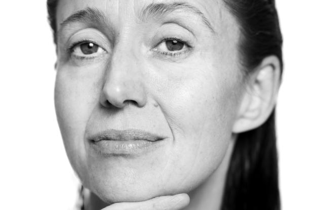 Billede af Christine Børge med en hånd under hagen.