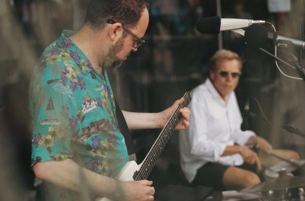 Billede af Emil de Waal, der kigger over mod Gustaf Ljunggren til en tidligere omgang fredagsjazz.