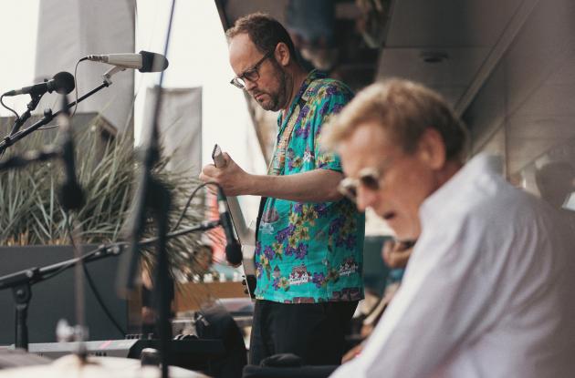 Billede af Emil de Waal og Gustaf Ljunggren på kajen til en tidligere omgang fredagsjazz.