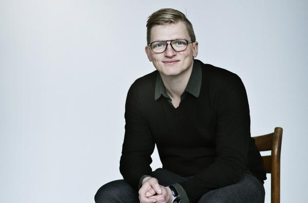 Billede af Martin Glaz Serup, der sidder på en stol.