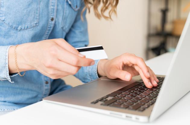 En bruger foran computer med ID i hånden.