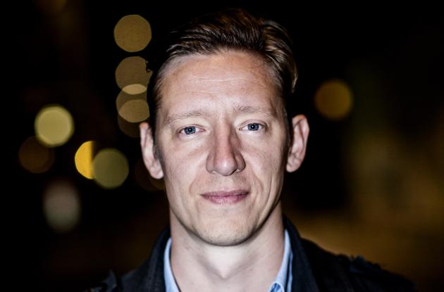 Christian Groes iført lyseblå skjorte og jakke udendørs