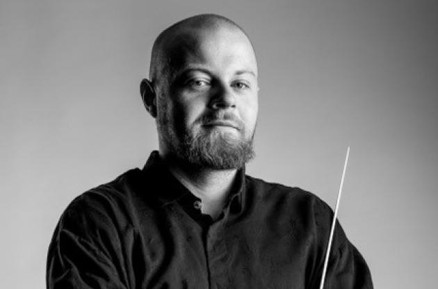 Magnus Freund med krydsede arme og dirigentstok i den ene hånd