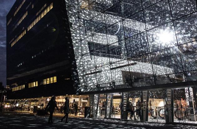 Den Sorte Diamant i mørke med glimtende lys indenfor.