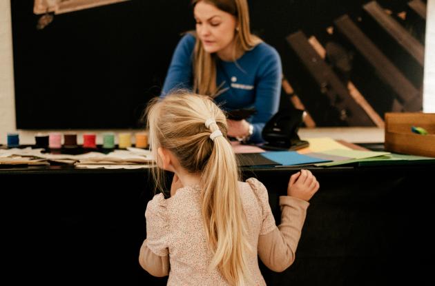 Barn vælger krea-materialer i Børnenes Bibliotek