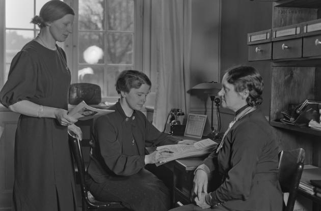Picture of three women in Statens Husholdningsråd (the State Household Council).