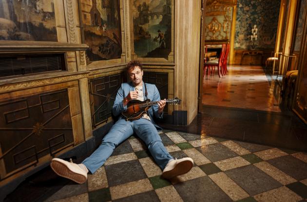 Chris Thile giver koncert den 7. marts 2026 i Den Sorte Diamant.