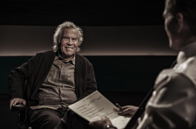 Jørgen Leth sidder overfor Mikael Bertelsen og smiler