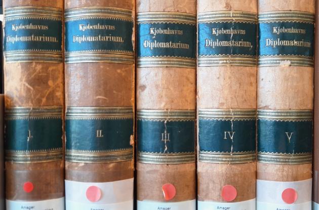 En række af bøger fra Københavns Diplomatarium
