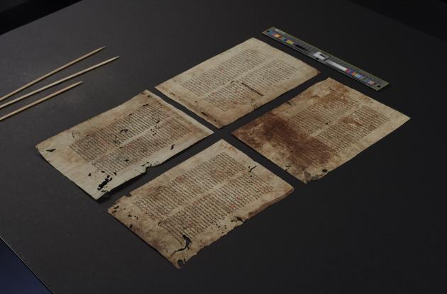 Fragmentets fire sider på et sort bord.