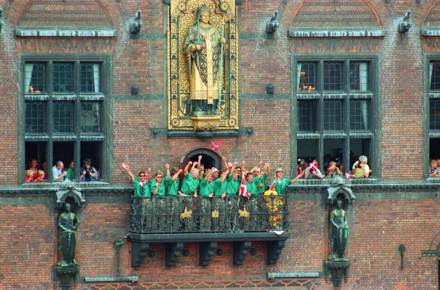 EM-holdet i Fodbold fejre mesterskabet på balkonen på Københavns Rådhus