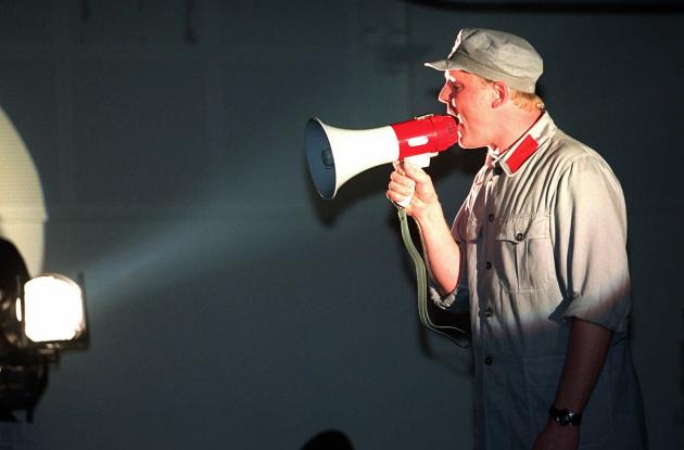 Jan gintberg holder sin tale til nationen igennem en megafon