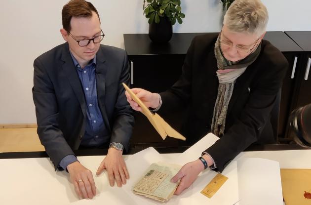 Michael Fjeldsøe og Bjarke Moe åbner for det læg som materialet ligger i.