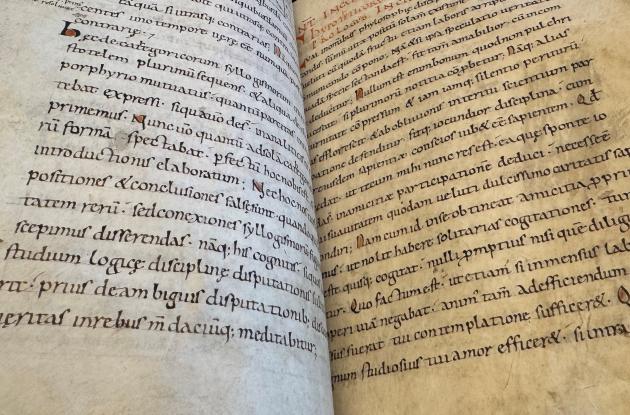 Sider med tekst i en gammel bog