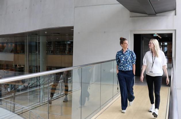 To kvinder kommer gående på en gangbro i Den Sorte Diamant