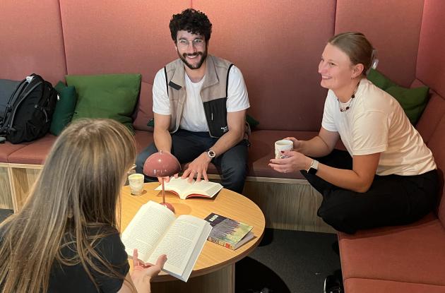 Billede af tre deltagere i læseklub i Indsigten