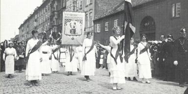 Kvinder i demonstrationstog for valgret 1915