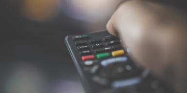 VideoHånd med fjernbetjening til tv