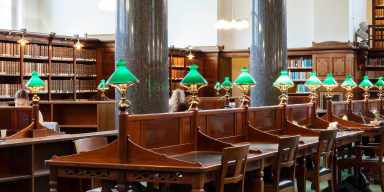 Læsesal med klassiske grønne læsesalslamper. Det Kgl. Bibliotek