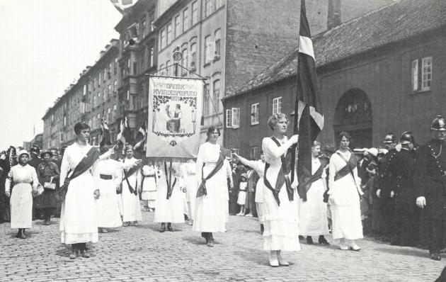 Kvinder i demonstrationstog for valgret 1915