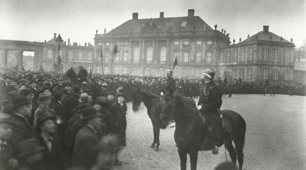 The Easter crisis 1920: Demonstration at Amalienborg Castle Square