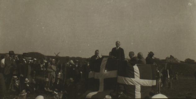 HP Hanssen speaks at a reunion meeting in 1920