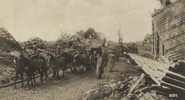 World War I: German troops pass a shattered city