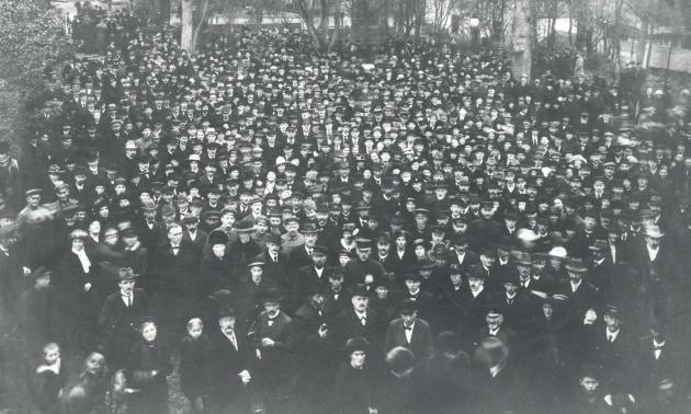 H. P. Hanssen holder tale fra balkonen i Folkehjem 17. november 1918.