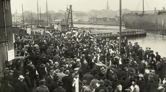 Gathering place for those entitled to vote at the harbor in Åbenrå. 1920