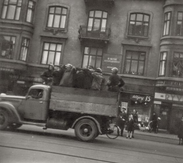 Befrielsen 1945: Mistænkte transporteres på ladet af lastbil