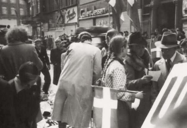 Befrielsen 1945: Menneskemængde med flag ved befrielsen