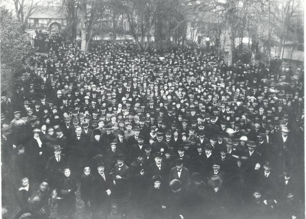 Crowd listens to HP Hanssen's speech