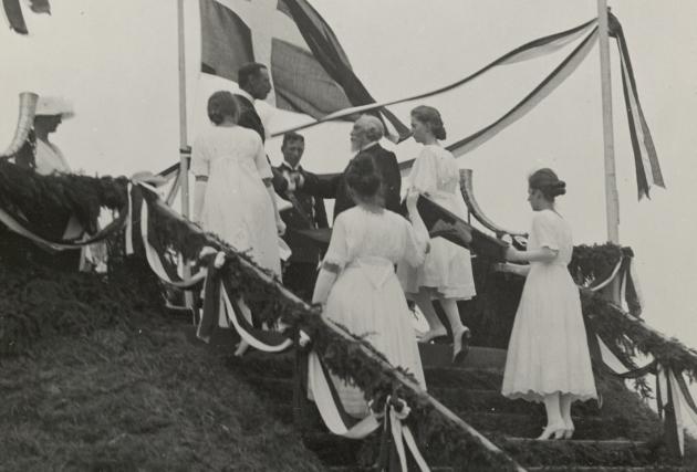 Sønderjyske piger og veteran overrækker kongen et flag og kopier af guldhornene ved genforeningsfest