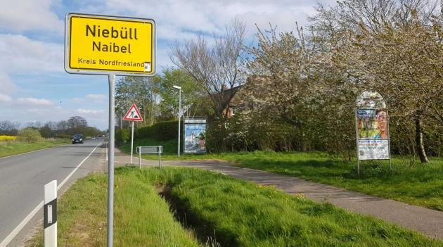 City sign at Niebüll / Naibel