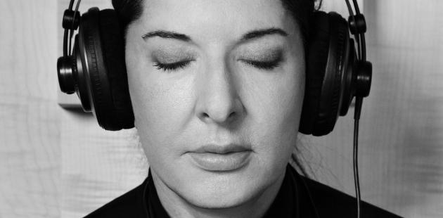 Marina Abramović udstillingsfoto med hovedtelefoner