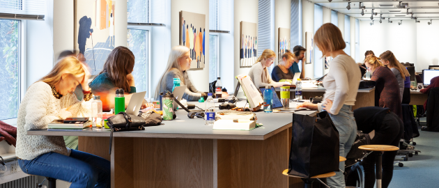 Studerende arbejder i biblioteksrum