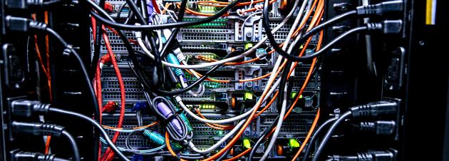 Closeup af server. indre med ledninger