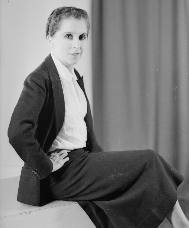 Karen Blixen poserer i blazer og skjorte