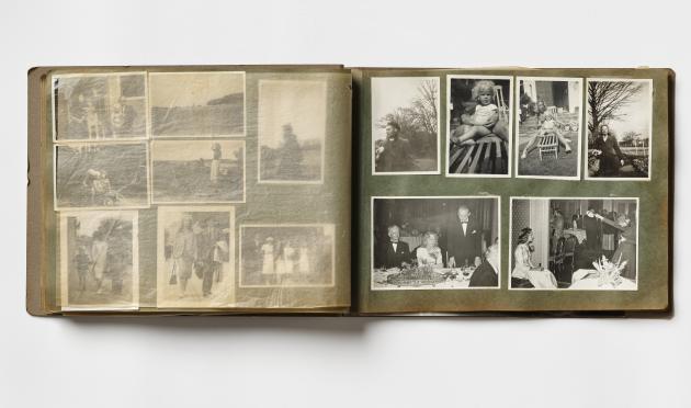 Et fotoalbum med to sider beklædt med sort-hvid billeder