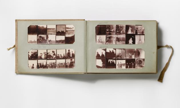 Et åbent fotoalbum med to sider beklædt med mange forskellige gamle billeder