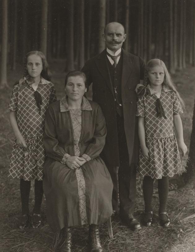 Portræt af en familie bestående af et par og to piger