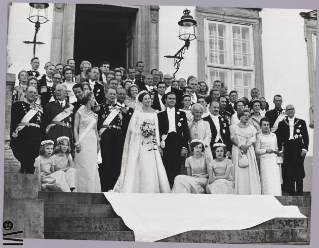 Fællesbillede af Dronning Margrethe II og Prins Henriks med gæster til deres bryllup.
