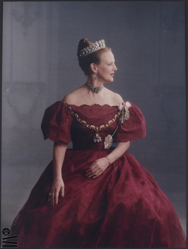 Formelt bilede af Dronning Margrethe II, iført rød kjole og krone.