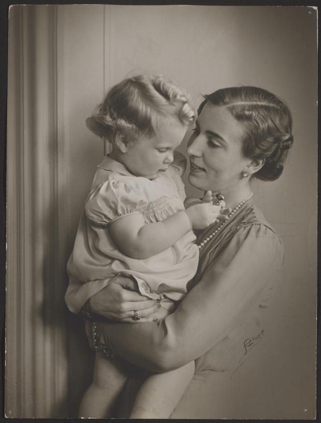 Dronning Ingrid står med 2-årige Prinsesse Margrethe i sine arme.