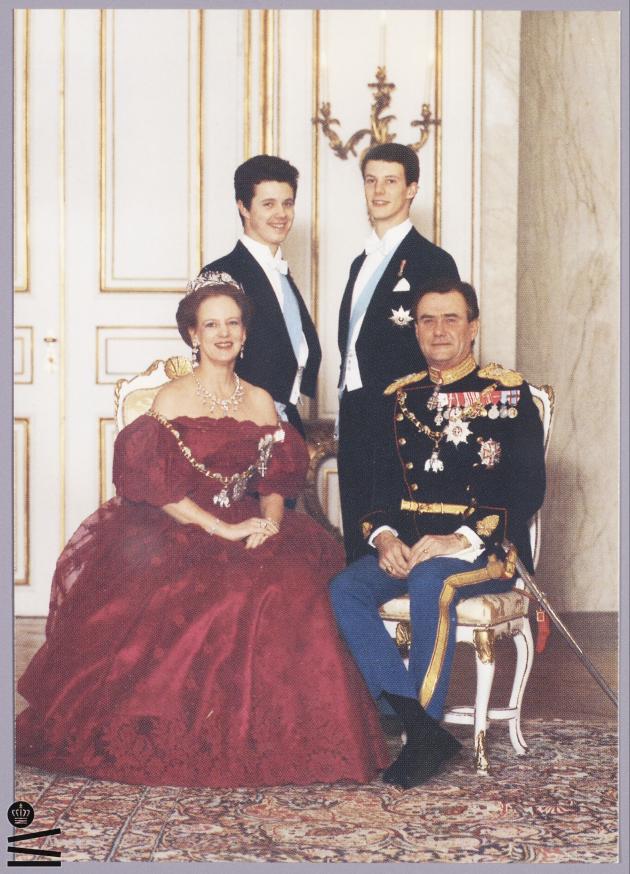 Formelt farvebillede af Dronning Margrethe, Prins Henrik og deres to sønner